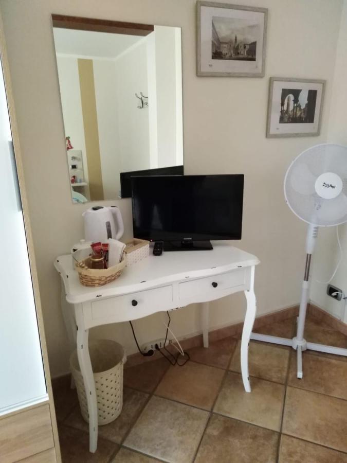 B&B Sotto Le Mura 파본느카나베세 외부 사진